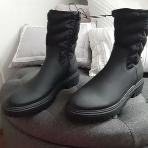 NWT Black Lug Sole Chelsea Boots